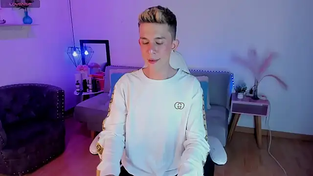 Snapshot of Juaan_Diick chatting on February 12, 2026, 7:42 pm Juaan Diick online show from February 12, 2026, 7:42 pm