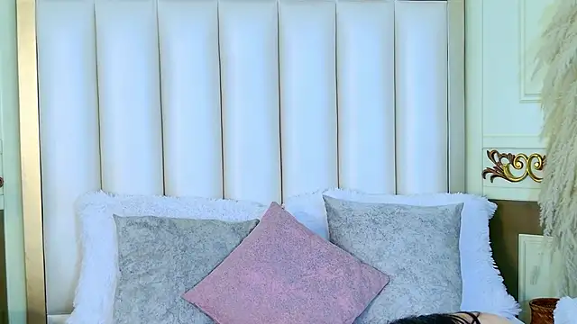 NinnaPiers online show from February 25, 2026, 11:42 am