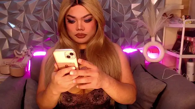 AlwaysHornyMia online show from February 4, 2026, 4:02 pm