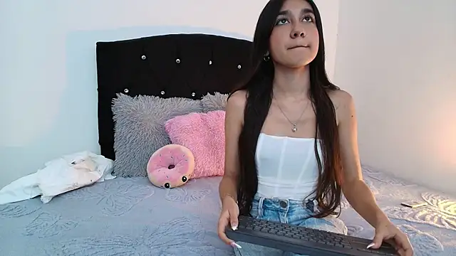 Mimi Glow online show from February 19, 2026, 7:21 pm