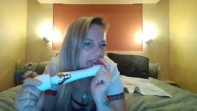 Miss-Chupagirly online show from January 13, 2026, 10:15 pm