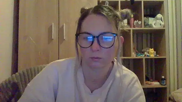 VikiLove765 online show from February 8, 2026, 9:40 pm