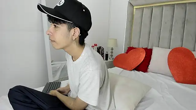 Snapshot of julian_xx chatting on February 7, 2026, 7:39 pm julian xx online show from February 7, 2026, 7:39 pm