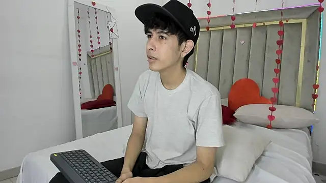 Snapshot of julian_xx chatting on February 18, 2026, 7:54 pm julian xx online show from February 18, 2026, 7:54 pm