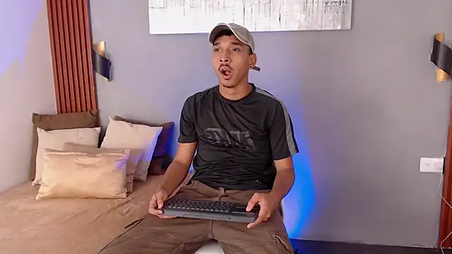 Julian Dark  online show from March 3, 2026, 4:07 am