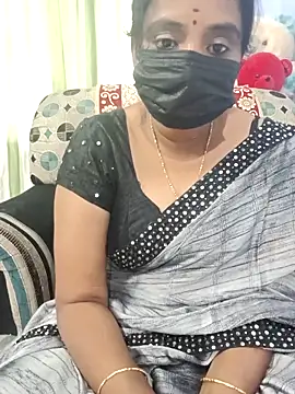 Snapshot of Tinarosy13 chatting on February 17, 2026, 6:10 am Tinarosy13 online show from February 17, 2026, 6:10 am