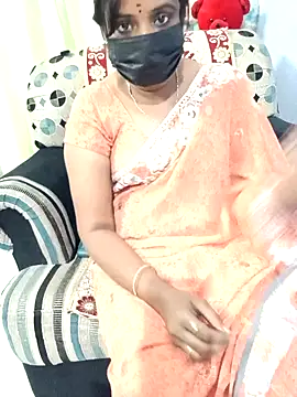 Snapshot of Tinarosy13 chatting on February 23, 2026, 8:01 am Tinarosy13 online show from February 23, 2026, 8:01 am