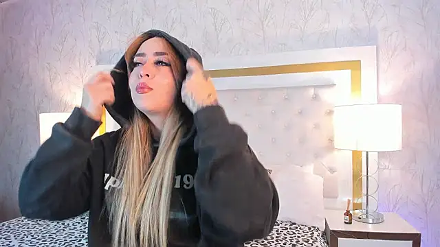 Snapshot of Xara_Shadow chatting on February 17, 2026, 10:38 pm Xara Shadow online show from February 17, 2026, 10:38 pm