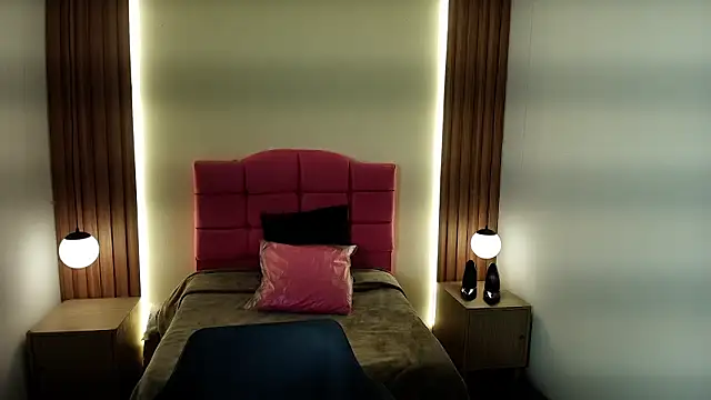 Snapshot of IvonneRoss_ chatting on February 5, 2026, 12:10 pm IvonneRoss online show from February 5, 2026, 12:10 pm