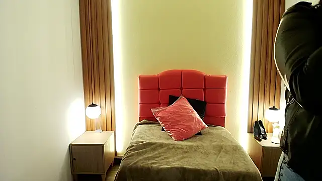 Snapshot of IvonneRoss_ chatting on February 12, 2026, 12:00 pm IvonneRoss online show from February 12, 2026, 12:00 pm