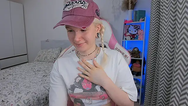 Snapshot of Mia_WaterFall chatting on February 11, 2026, 3:44 am Mia WaterFall online show from February 11, 2026, 3:44 am