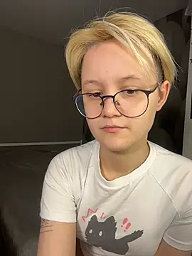 LuunaDorean online show from February 14, 2026, 11:23 pm