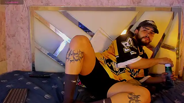 Snapshot of Benny_and_Mark chatting on February 5, 2026, 4:06 am Benny and Mark online show from February 5, 2026, 4:06 am