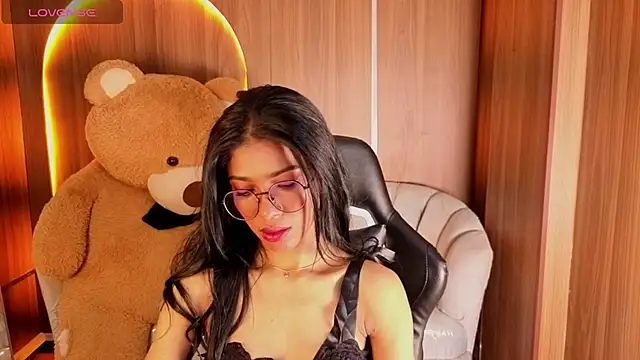 Snapshot of Alina_b_ chatting on February 4, 2026, 8:03 pm Alina b online show from February 4, 2026, 8:03 pm