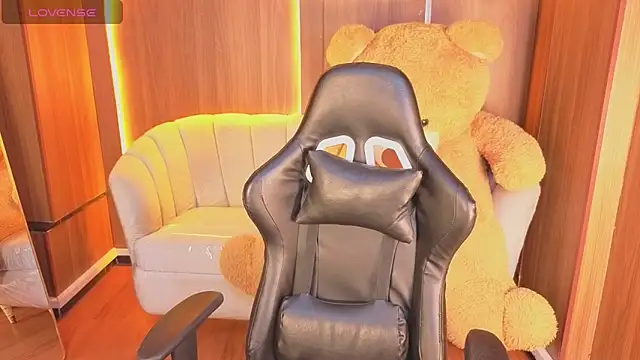 Snapshot of Alina_b_ chatting on February 13, 2026, 12:56 pm Alina b online show from February 13, 2026, 12:56 pm