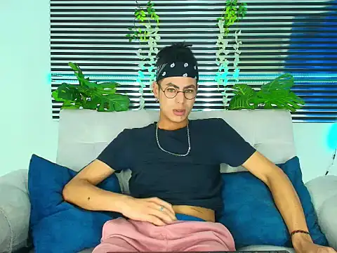 Snapshot of ThiiagoSaeenz chatting on February 3, 2026, 2:33 pm ThiiagoSaeenz online show from February 3, 2026, 2:33 pm