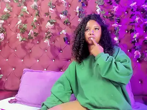 Snapshot of Lunaa_Brunettee chatting on February 5, 2026, 3:11 am Lunaa Brunettee online show from February 5, 2026, 3:11 am