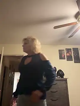 Snapshot of FireAfterDark chatting on February 28, 2026, 1:39 am FireAfterDark online show from February 28, 2026, 1:39 am