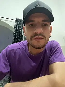 Snapshot of alessand180521 chatting on February 11, 2026, 7:52 pm alessand180521 online show from February 11, 2026, 7:52 pm