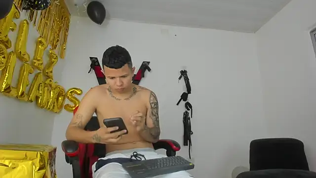 Snapshot of Steven_and_Camilo18 chatting on February 4, 2026, 11:49 am Steven and Camilo18 online show from February 4, 2026, 11:49 am