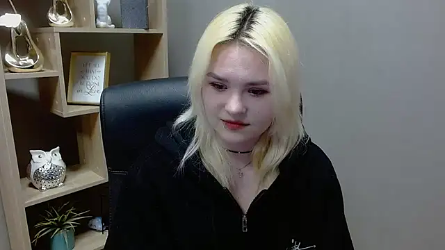 Snapshot of SweetLilyxo chatting on February 3, 2026, 8:52 am SweetLilyxo online show from February 3, 2026, 8:52 am
