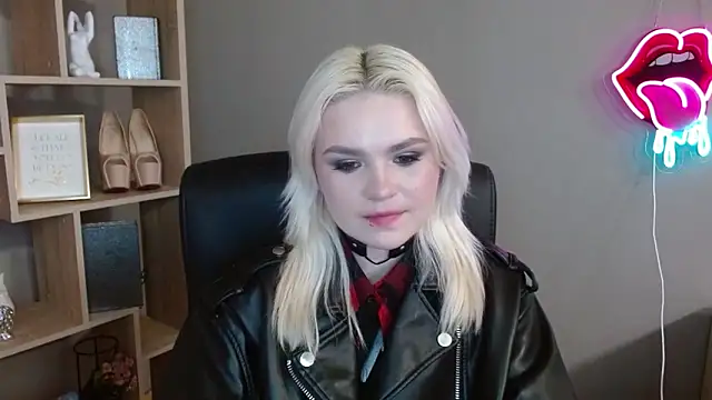 Snapshot of SweetLilyxo chatting on February 19, 2026, 2:57 pm SweetLilyxo online show from February 19, 2026, 2:57 pm