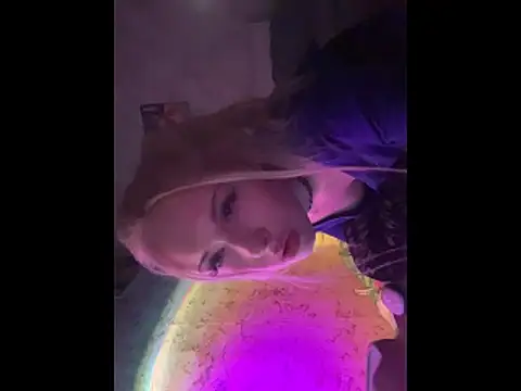 SisyLana online show from February 8, 2026, 7:39 pm