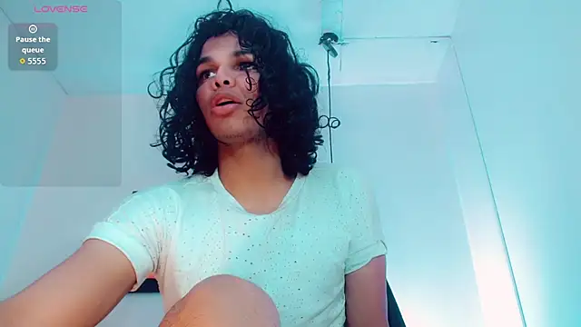 Snapshot of Zonce_shimer chatting on February 24, 2026, 3:26 am Zonce shimer online show from February 24, 2026, 3:26 am