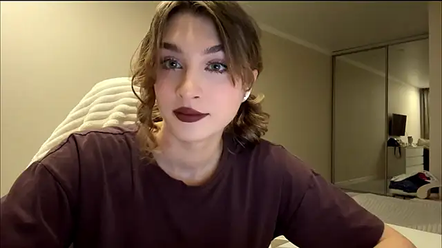 Snapshot of ElliKrovel chatting on February 15, 2026, 2:03 pm ElliKrovel online show from February 15, 2026, 2:03 pm