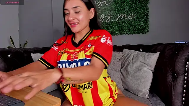 Snapshot of danielebeck chatting on February 19, 2026, 7:10 pm danielebeck online show from February 19, 2026, 7:10 pm