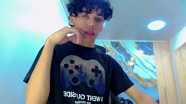 Snapshot of DaviidBuckx_ chatting on February 19, 2026, 2:18 am DaviidBuckx online show from February 19, 2026, 2:18 am