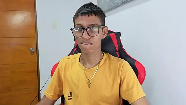 Snapshot of Niklausxxx chatting on February 25, 2026, 12:20 am Niklausxxx online show from February 25, 2026, 12:20 am