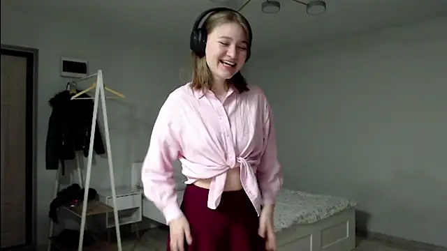 Snapshot of Mirrrra1 chatting on February 14, 2026, 9:11 pm Mirrrra1 online show from February 14, 2026, 9:11 pm