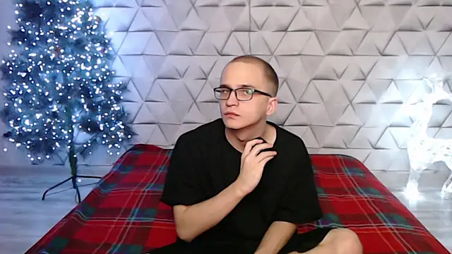 Snapshot of Pure_Aura chatting on February 15, 2026, 5:09 pm Pure Aura online show from February 15, 2026, 5:09 pm