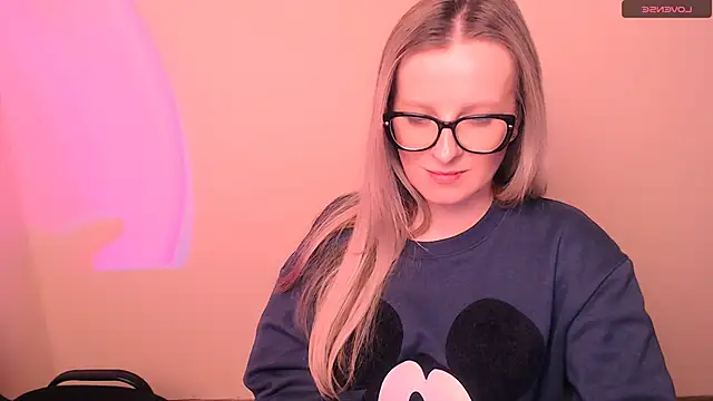 Snapshot of AnnePeach chatting on February 16, 2026, 5:25 am AnnePeach online show from February 16, 2026, 5:25 am