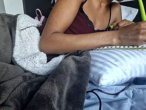 Snapshot of Cinnamonbunn chatting on February 26, 2026, 6:18 pm Cinnamonbunn online show from February 26, 2026, 6:18 pm