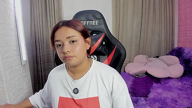 Snapshot of Sienna_Lux01 chatting on February 24, 2026, 6:28 pm Sienna Lux01 online show from February 24, 2026, 6:28 pm