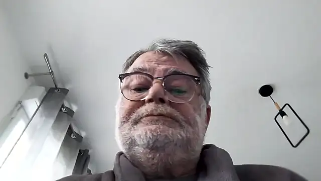 Snapshot of Vieux_pervert chatting on February 18, 2026, 8:32 am Vieux pervert online show from February 18, 2026, 8:32 am