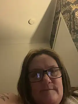 Busty-GilfQuinn online show from March 1, 2026, 9:39 pm