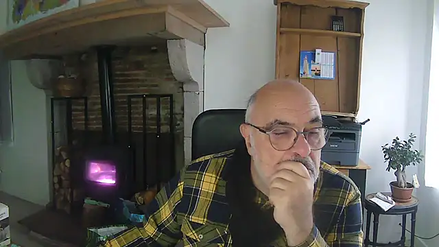 Snapshot of phlox3 chatting on December 5, 2025, 2:47 pm phlox3 online show from December 5, 2025, 2:47 pm