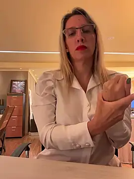 Gatitacarlita online show from February 14, 2025, 8:05 pm