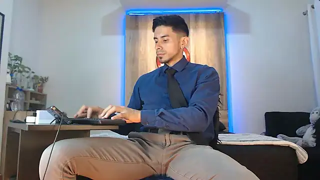 Andrew 4  online show from December 4, 2025, 2:43 am