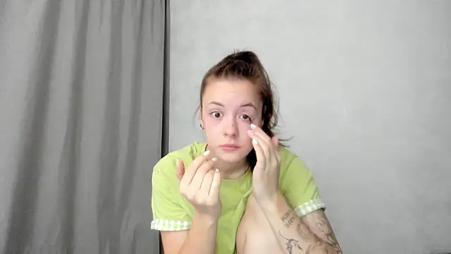 Snapshot of why_again_me chatting on February 13, 2026, 8:16 pm why again me online show from February 13, 2026, 8:16 pm