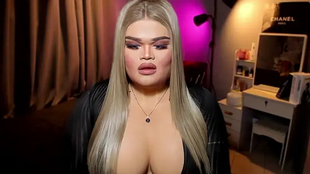 Snapshot of KarolinaThompson chatting on December 4, 2024, 12:52 am KarolinaThompson online show from December 4, 2024, 12:52 am