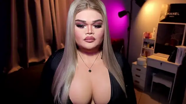 Snapshot of KarolinaThompson chatting on December 6, 2024, 6:04 am KarolinaThompson online show from December 6, 2024, 6:04 am