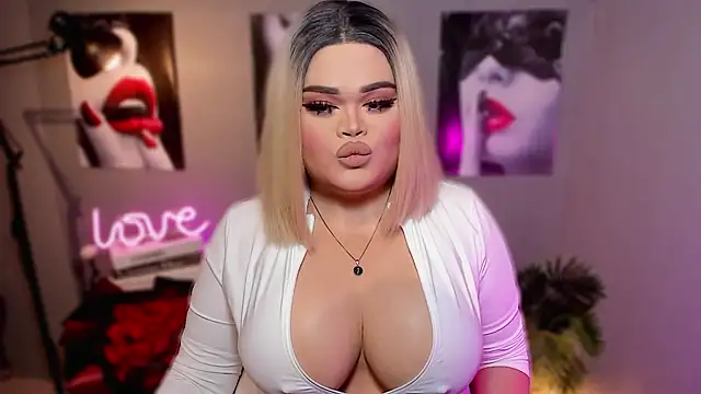 Snapshot of KarolinaThompson chatting on October 22, 2025, 5:56 pm KarolinaThompson online show from October 22, 2025, 5:56 pm