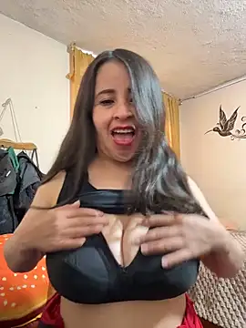 Snapshot of latinfemale chatting on December 17, 2025, 9:43 pm latinfemale online show from December 17, 2025, 9:43 pm