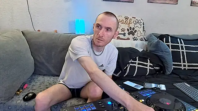 pyrowuff online show from February 12, 2026, 7:47 am