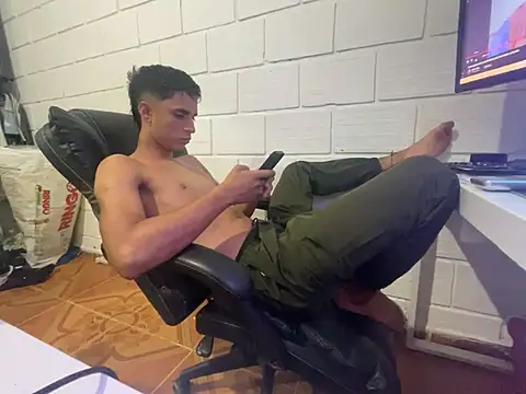 Snapshot of Max_TheHorseDick chatting on February 8, 2026, 4:16 am Max TheHorseDick online show from February 8, 2026, 4:16 am