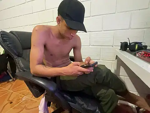 Snapshot of Max_TheHorseDick chatting on February 12, 2026, 4:18 am Max TheHorseDick online show from February 12, 2026, 4:18 am